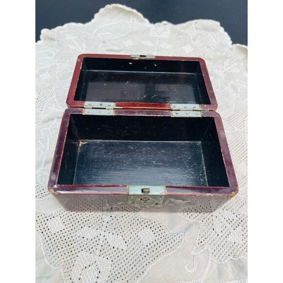 Lacquerware Mother of Pearl Inlay Box Peacock Latch 5” X 2.5” - Picture 13 of 14